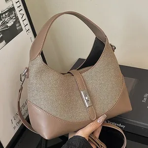 Sac à main marron bicolore avec fermoir rotatif argenté et empiècement en toile