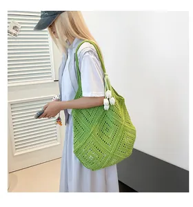 Bolso tote de ganchillo verde hecho a mano con dijes de tulipanes para el verano
