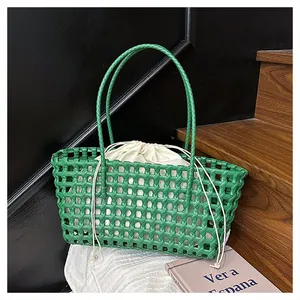 Détail du sac cabas tressé vert avec doublure à cordon sur fond en bois rustique