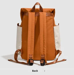 Rückansicht des wasserdichten Outdoor-Rucksacks mit verstellbaren braunen Schultergurten