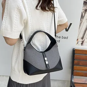 Sac à main demi-lune bicolore moderne en tissu gris et cuir noir avec fermoir argenté