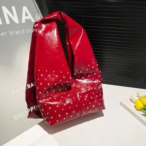 Sac à Épaule Mode Rivets Femme PU Brillant Cuir Verni Sac Fourre-Tout Grande Capacité Y2K Sac Hobo de Rue Main
