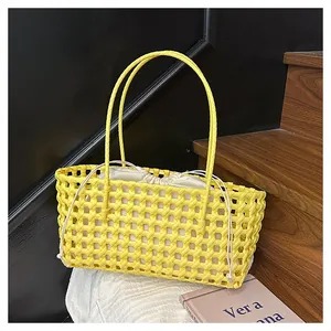 Détail du sac panier tressé jaune avec motif ajouré et pochette intérieure à cordon
