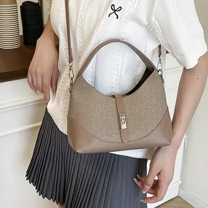 Sac bandoulière bicolore kaki chic avec texture rayée et fermoir pivotant en métal