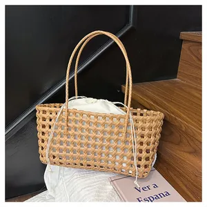 Détail d'un sac panier kaki tissé à la main avec structure croisée et doublure à cordon