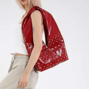 Sac cabas en cuir verni rouge avec strass argentés et large bandoulière intégrée