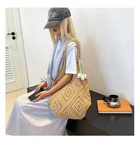 Detalle del bolso de ganchillo con patrones geométricos y un colgante de tulipán