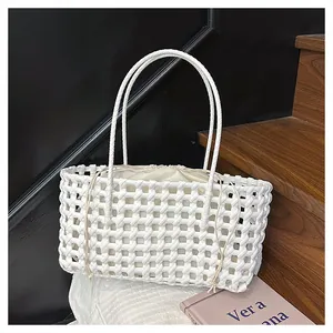 Détail du sac cabas blanc tissé à la main avec texture filet et pochette intérieure
