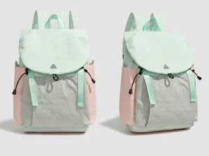 Detail von grünem und grauem wasserabweisendem Wanderrucksack mit Kordelzug-Verschluss