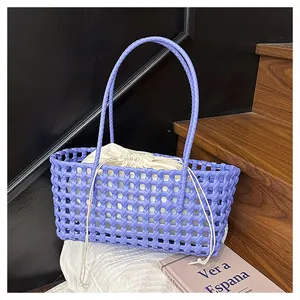 Détail du sac à main violet tissé avec une pochette intérieure à cordon de couleur crème