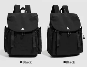 Detailansicht schwarzer wasserabweisender Outdoor Camping Rucksack mit Kordelzugverschluss