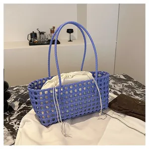 Sac cabas violet tressé à la main avec doublure à cordon sur table en marbre