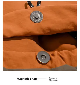 Detail von Magnetverschluss und Kordelzug am zweifarbigen Outdoor-Wanderrucksack