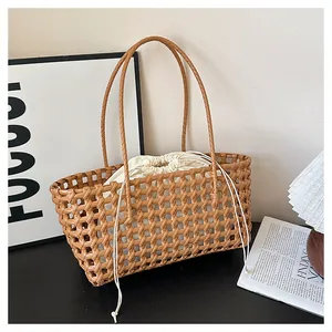Panier tressé à la main marron avec pochette intérieure et texture cuir élégante