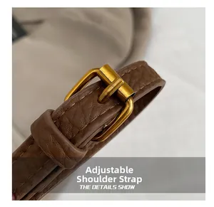 Detailansicht verstellbarer brauner Lederriemen mit Litschi-Muster und Gold-Schnalle