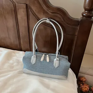 Sac à main bleu denim avec garnitures argentées métallisées et longues anses