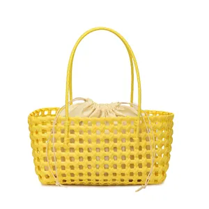 Panier tressé jaune à la main avec pochette intérieure à cordon pour la plage et l'été