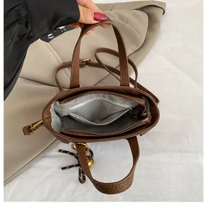 Draufsicht der braunen Bucket Bag mit Lychee-Struktur, Innentasche und Fischgrätenfutter