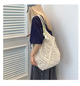 Detalle de bolso tote de punto hecho a mano con colgante de tulipán en modelo