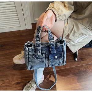 Mannequin portant un sac à main en denim délavé vintage avec des poches cargo utiles