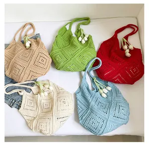Vista plana de bolsos tote de ganchillo en cinco colores con colgantes de tulipán