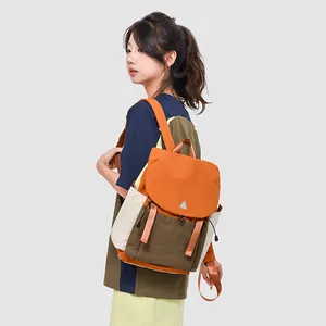 Sac à dos camping contrasté à grande capacité porté par un mannequin en vue latérale