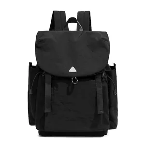 Sac à dos camping noir imperméable avec fermeture à cordon et rabat de style moderne