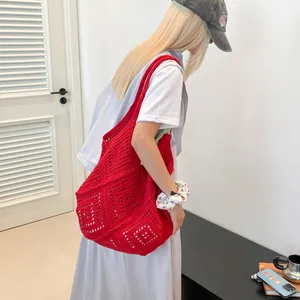 Bolso tote rojo grande hecho a mano a ganchillo con diseño de rombos para estilo bohemio
