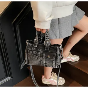Détails du sac à main en jean vintage avec boucles métalliques et rivets de style décontracté