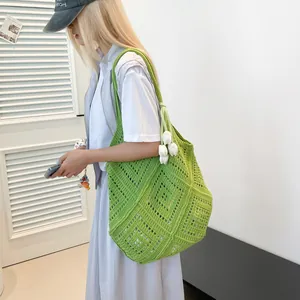 Bolso tote de punto verde tejido a mano con colgante de tulipán y textura geométrica