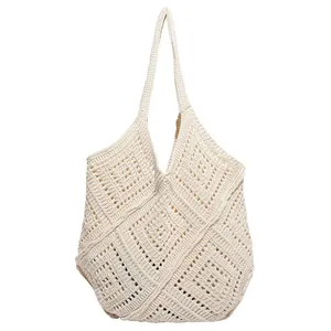 Bolso tote de ganchillo beige con patrón geométrico de diamantes para playa de verano