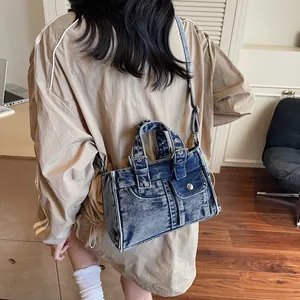 Sac moto en denim délavé vintage pour femmes avec clous argentés et bandoulière réglable