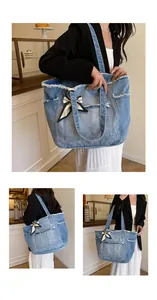 Gros plan détaillé d'un sac cabas en denim bleu avec bords effilochés et foulard en soie