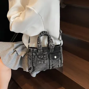 Sac à main vintage en denim délavé style moto avec boucles métalliques et multi-poches
