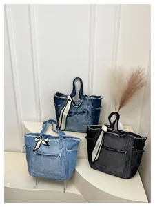 Vue détaillée des bords effilochés et poches de trois cabas en denim lavé avec foulards