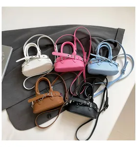 Détails de cinq mini sacs coquillage en cuir à texture litchi en plusieurs coloris tendance