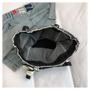 Détail du cabas en denim noir avec bords effilochés, doublure et foulard décoratif Paris