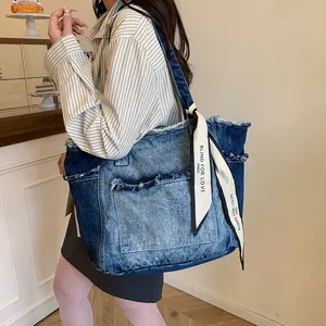 Sac Fourre-Tout en Denim Lavé pour Femmes Grande Capacité Bord Effiloché Avec Écharpe en Satin Sac à Épaule Rétro