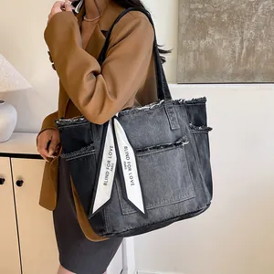 Sac cabas en denim délavé avec bords effilochés et foulard porté par un mannequin