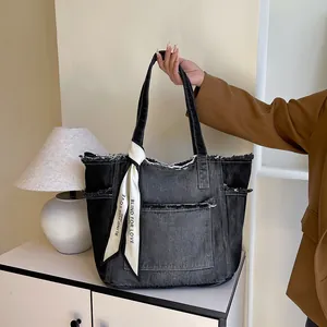 Sac cabas en denim délavé gris foncé avec bords effilochés et foulard décoratif