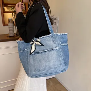 Sac cabas en denim délavé contrasté avec bords effilochés et foulard en soie décoratif