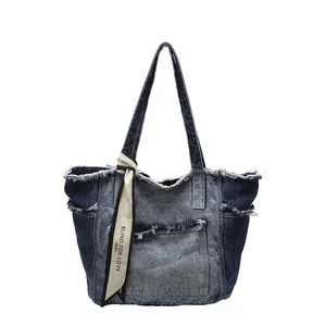 Sac cabas en jean délavé vintage avec surpiqûres contrastées et foulard décoratif