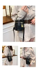 Detailaufnahme der gewebten Eimertasche mit goldenen Beschlägen und Doppelreißverschluss