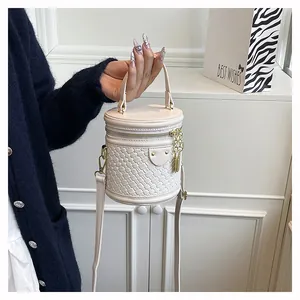 Detailansicht der cremefarbenen Webstruktur und des goldenen Reißverschlusses dieser Tasche