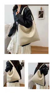 Detalle de cerca del bolso tote color crema en cuero sintético con grano fino