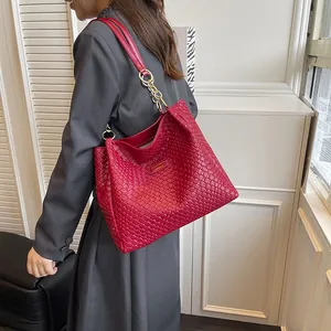 Fashion red woven tote bag with large capacity and gold chain strap for women
