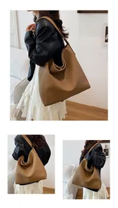 Vistas detalladas de un bolso tote grande de cuero marrón vintage con textura suave