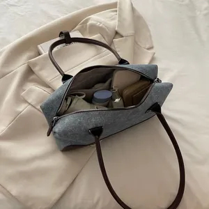 Binnenaanzicht van denim Boston tas met ruimte voor portemonnee en cosmetica-items