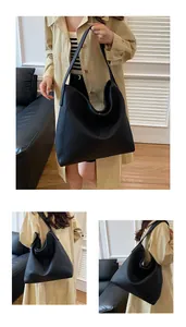 Tres vistas de estilo de vida de un bolso tote negro minimalista en cuero sintético