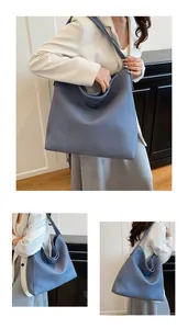Detalle del bolso tote azul niebla en cuero mate con textura suave y gran capacidad